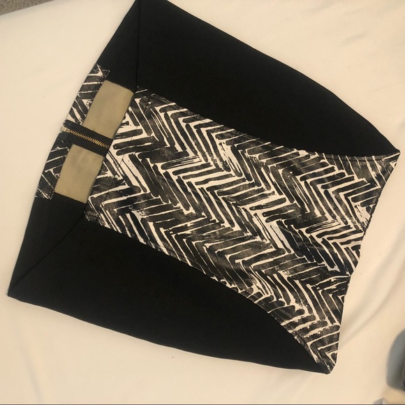 MinkPink Black & White Pattern Mini Skirt - Picture 3 of 5